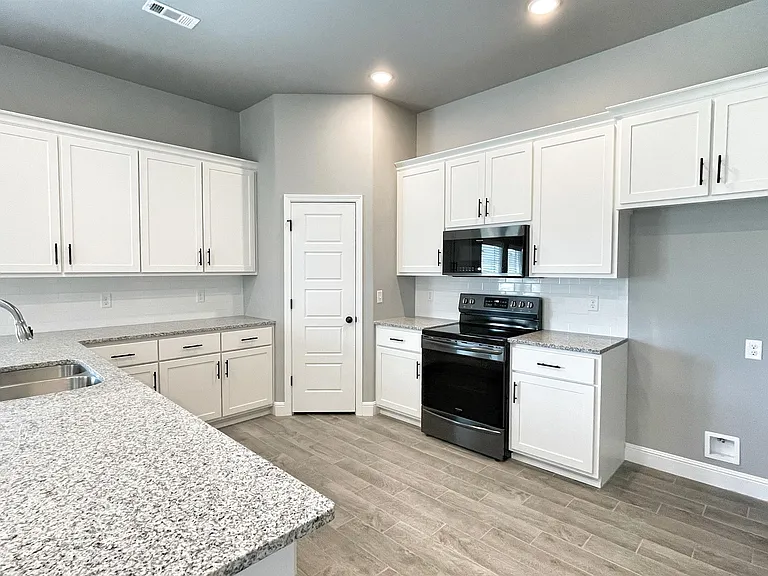 300 Oak Ave — Photo 8