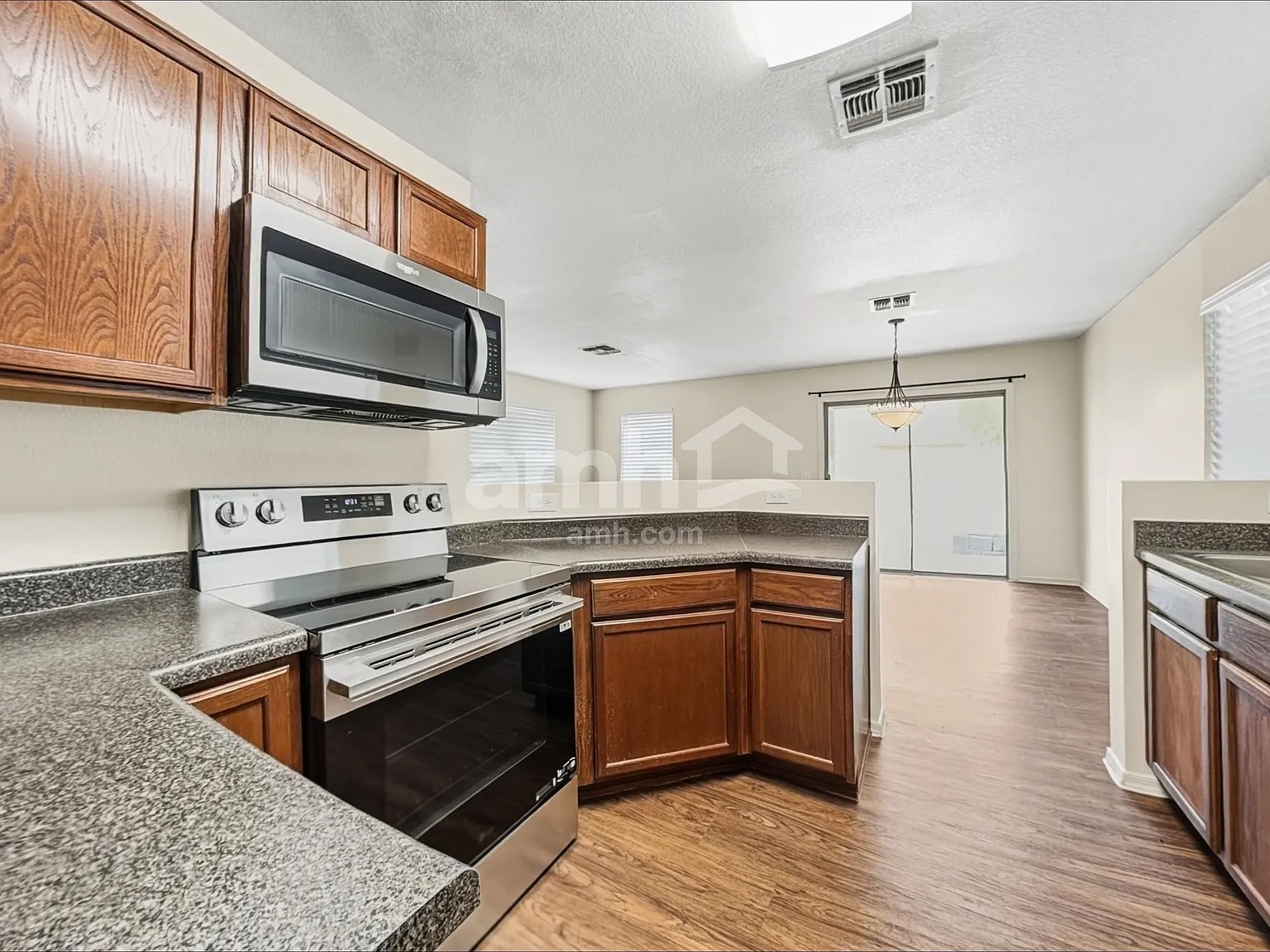 3 bed, 2.5 bath, 1401 sqft, $1,790 — Photo 3