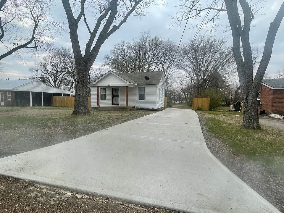 Privacy fence from the Street view. Gate can be added at the end of the driveway if you have a pet.