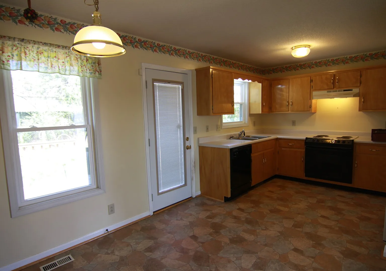 3 Bedroom Dog Friendly Home For Rent Near Post! — Photo 4