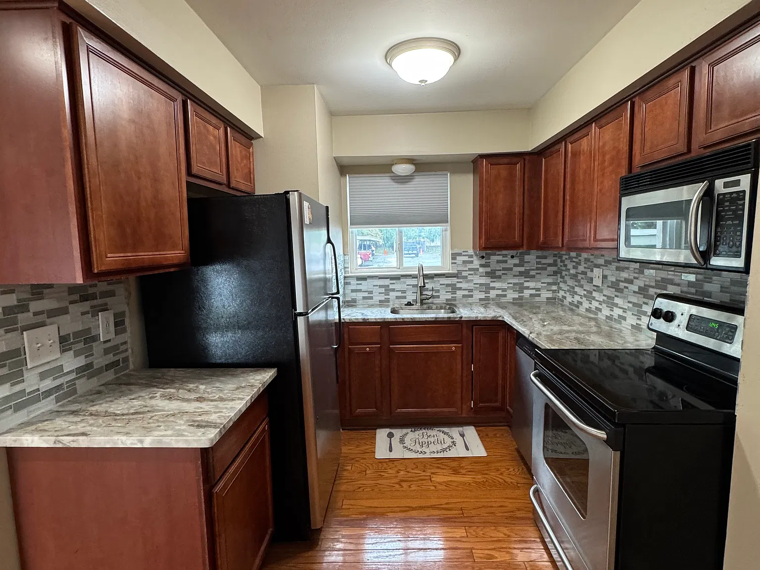 2 bed, 1.5 bath, 988 sqft, $1,500 — Photo 2