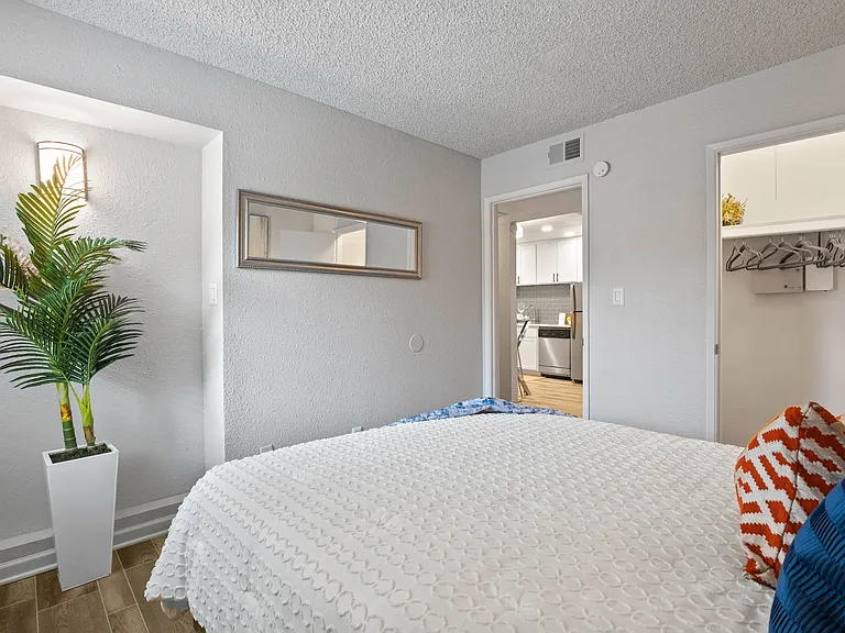 Delano Apartments — Photo 6