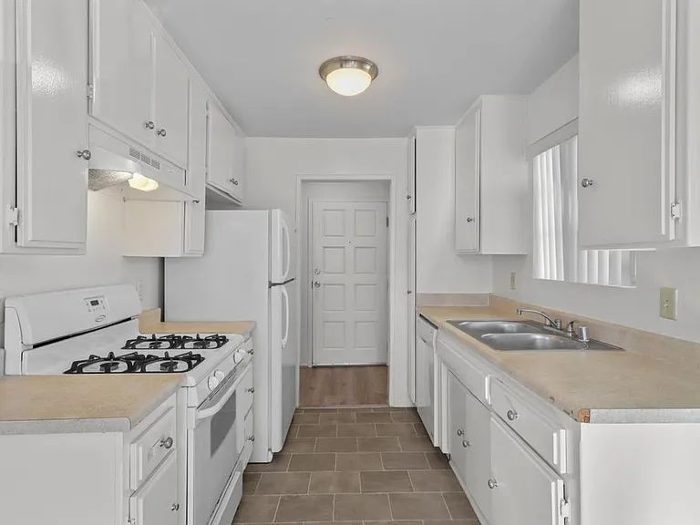 1254 S Saltair Ave #101 — Photo 11