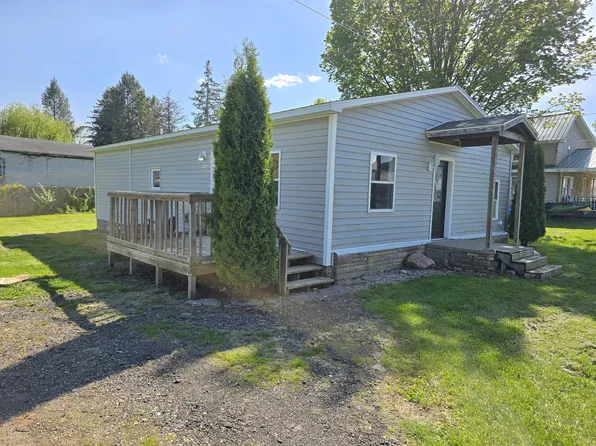 307 Pearl St, Crystal, MI 48818