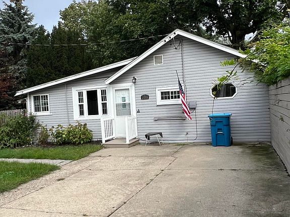 3rd image of 208 N Jackson St