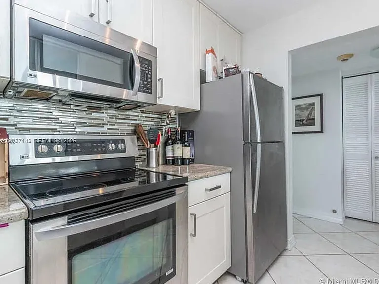600 NE 36th St #1006 — Photo 5