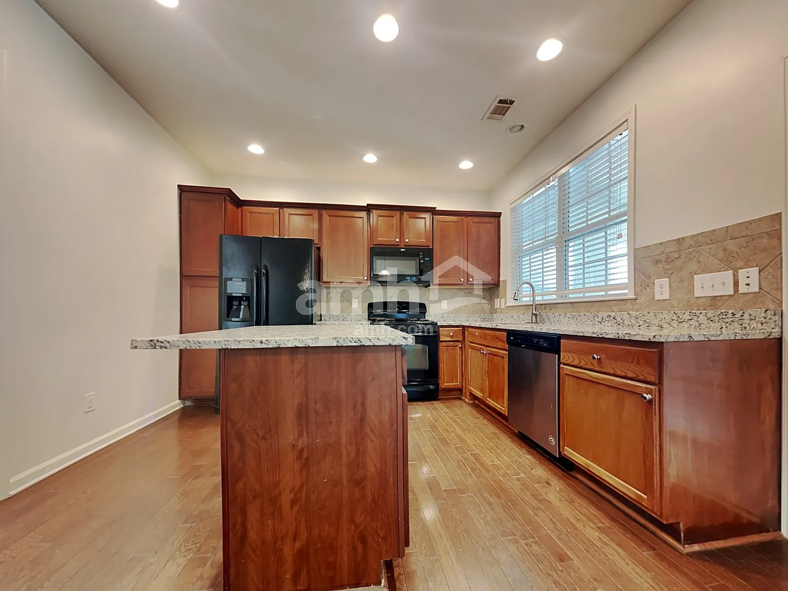 4 bed, 3.0 bath, 2321 sqft, $2,605 — Photo 3