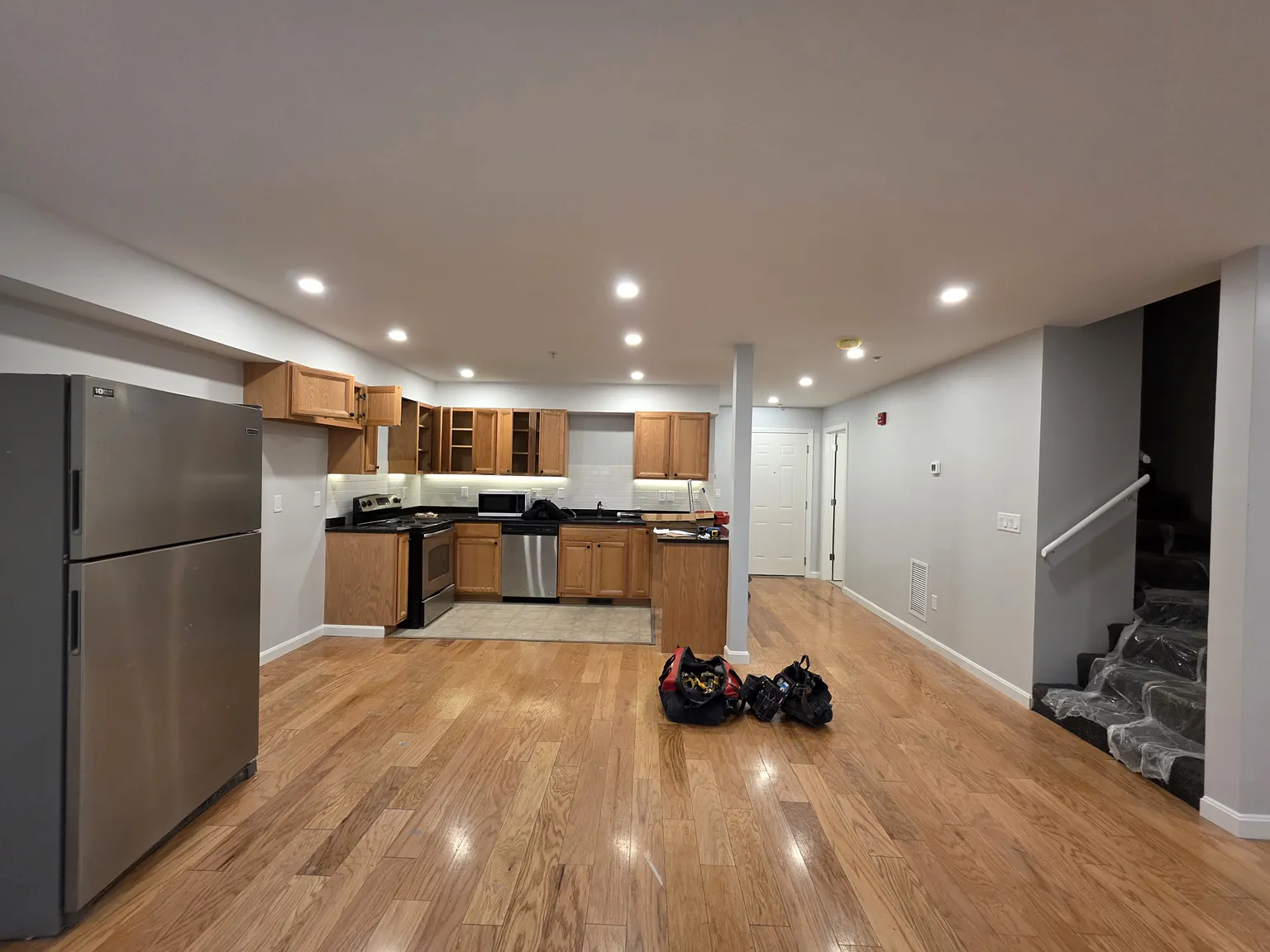 5 bed, 2.5 bath, 2300 sqft, $5,000 — Photo 2