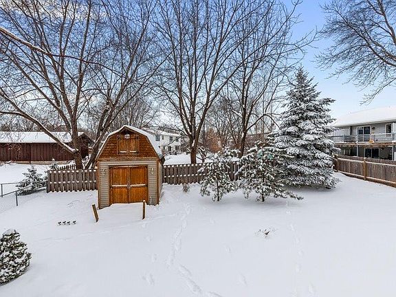 4th image of 1120 Honeysuckle Ln