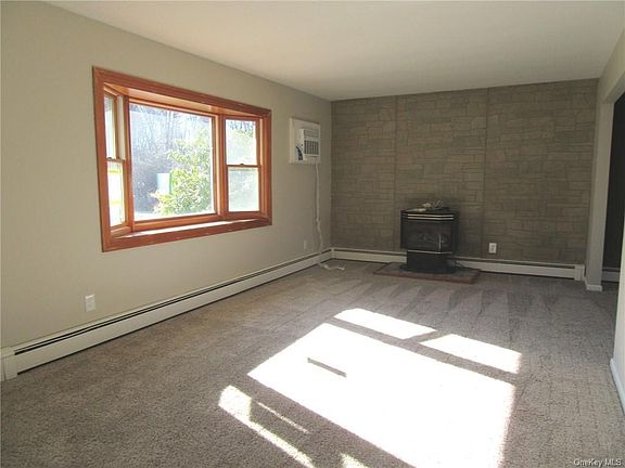 4th image of 32 Meadow Ct