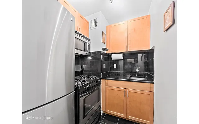 Rented by Douglas Elliman | media 14