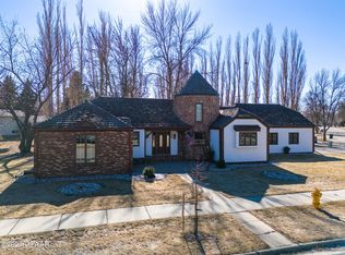 205 Leeward Hills Ln, Grand Forks, ND 58201