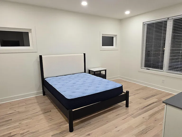 Room 204 with Queen Bed