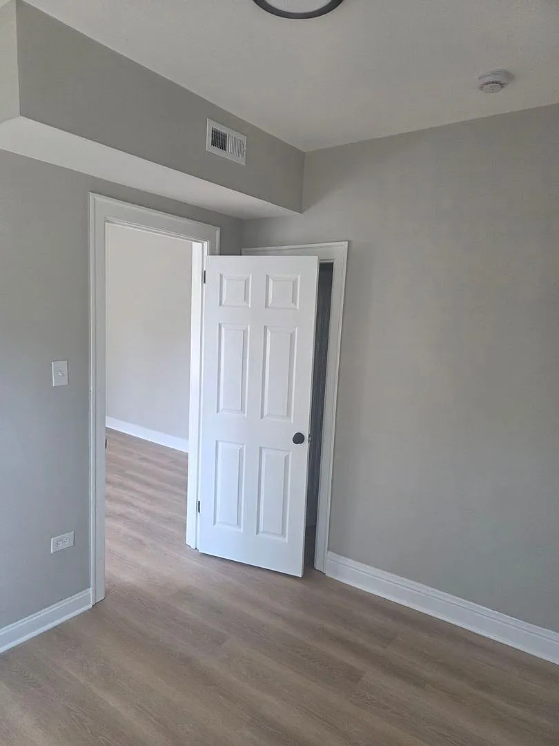 Spacious 5-Bedroom, 3-Bath Duplex-Up — Photo 3