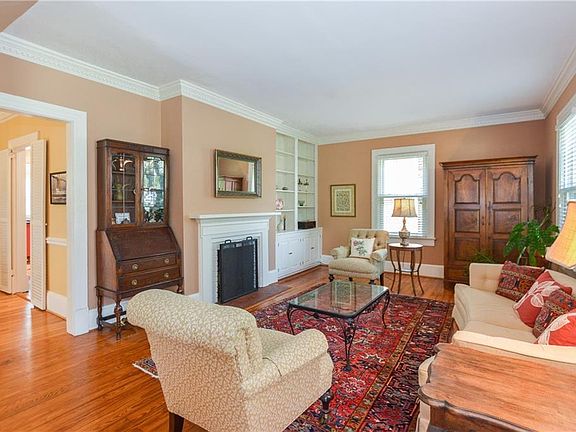 2nd image of 1047 Cambridge Cres