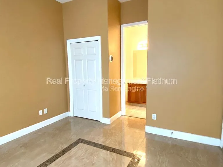 5801 W Chennault Ave — Photo 4