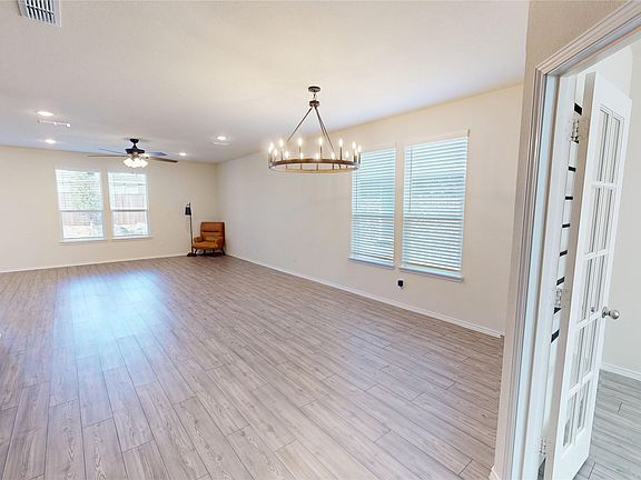 4th image of 708 Goldenrod Ln