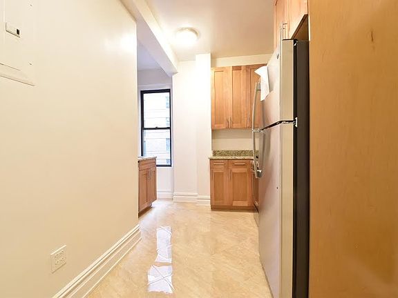 3rd image of 225 W 106th St APT 8D