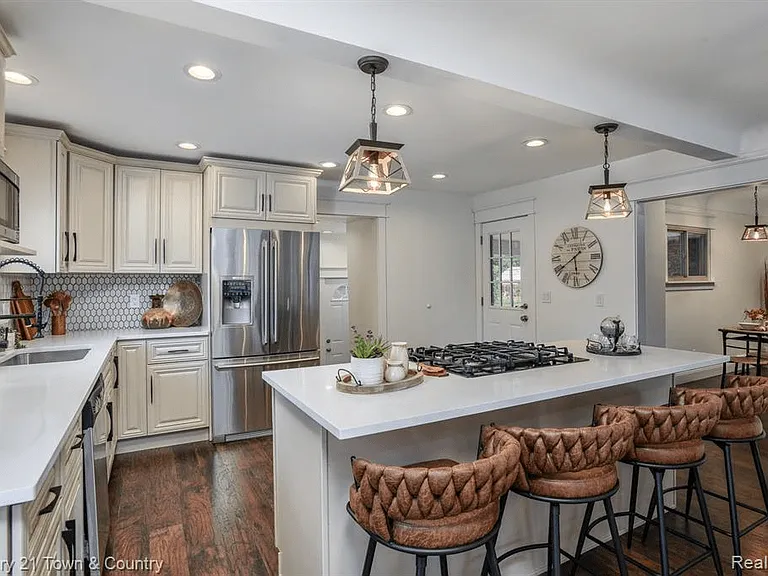 28588 Pierce St — Photo 2