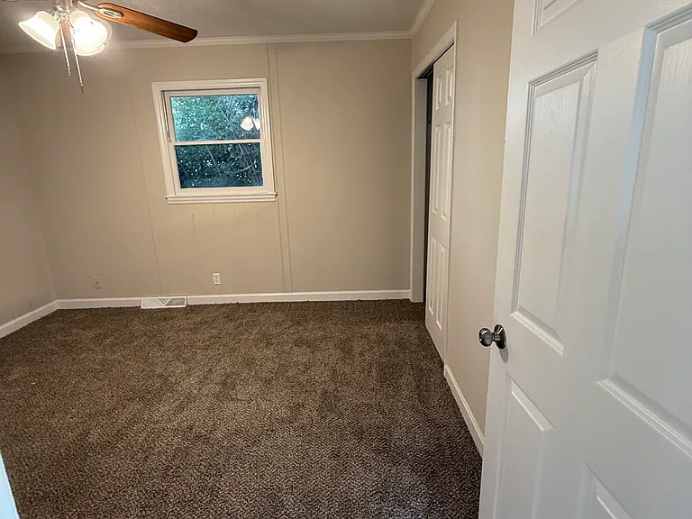 204 Vance Dr NE — Photo 3