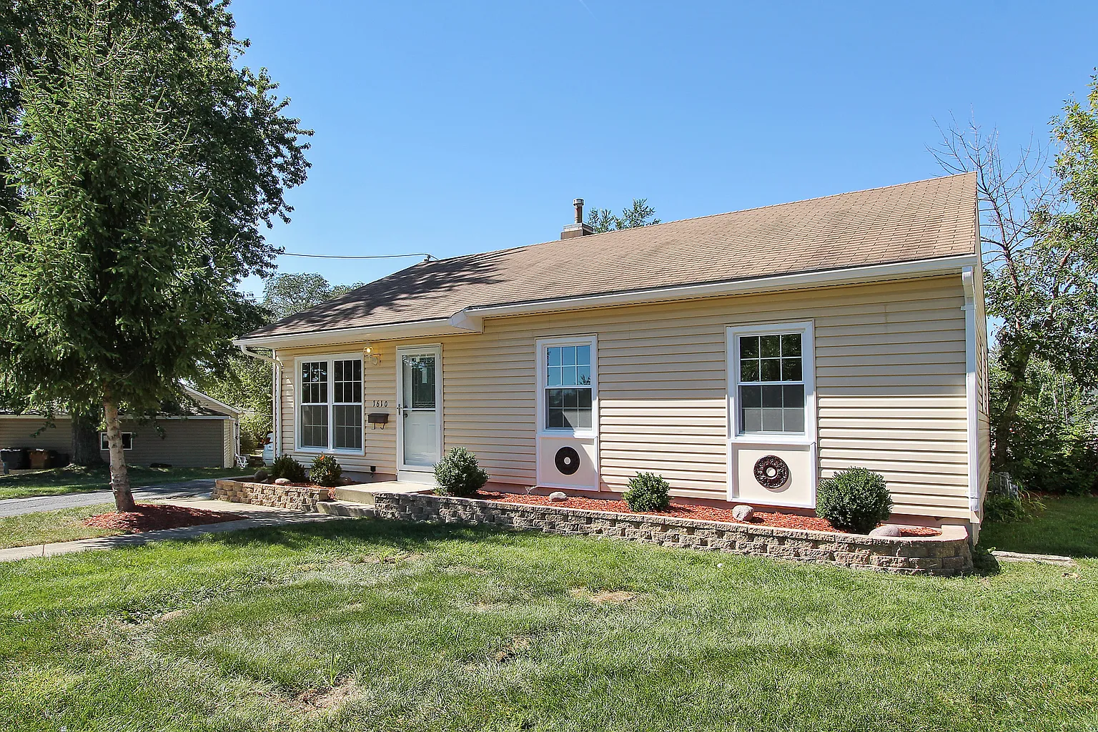 1610 Amy Ave photo 1