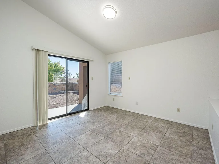 2136 Pioneer Ave — Photo 18