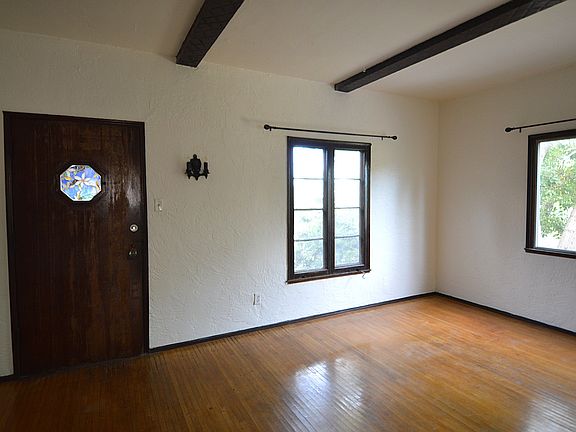 4th image of 2720 E 4th St #10905105