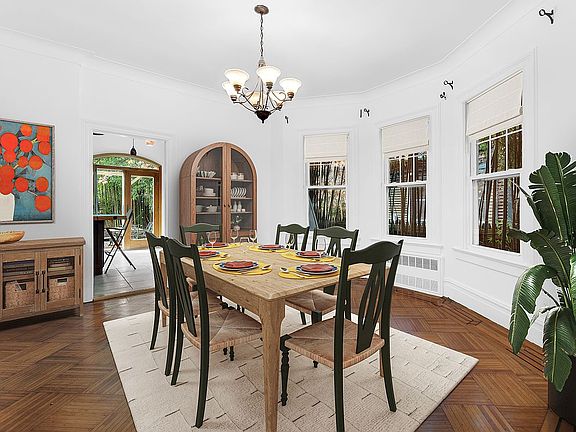 5th image of 242 Stratford Rd