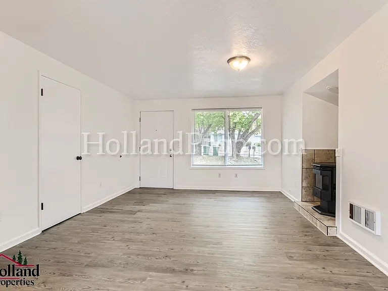 125-127 SW Edgefield Ct #127 — Photo 3