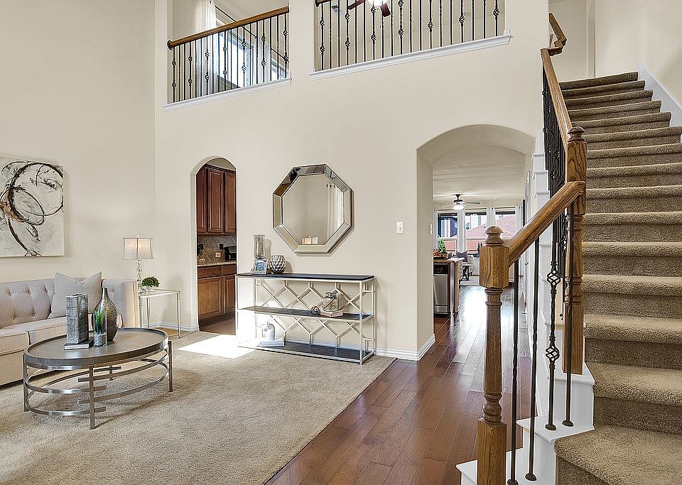 Dramatic 2-story entry