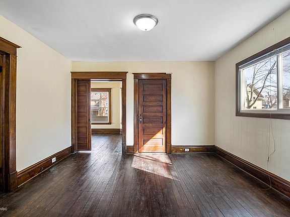 3rd image of 246 Travis St NE