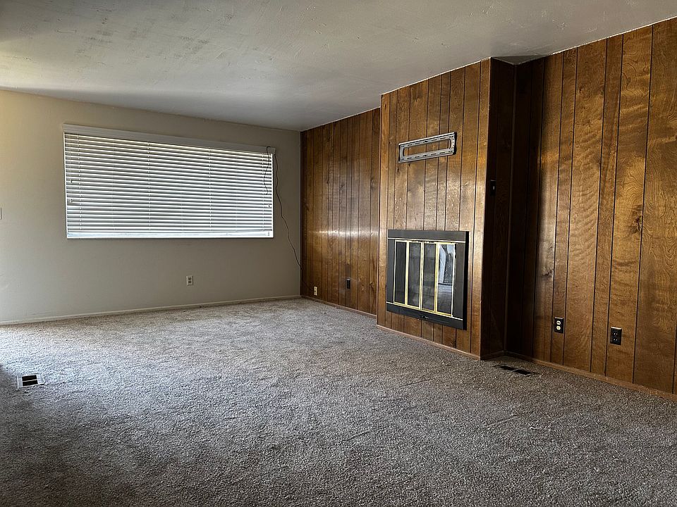 Spacious with fireplace