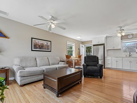 4th image of 19 Marlin Ave