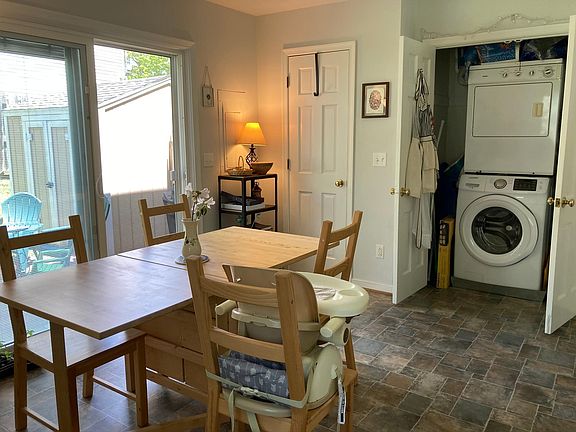 Eat in kitchen w/washer and dryer