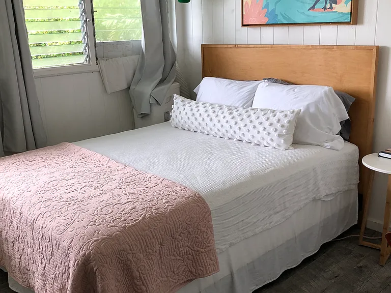 bedroom with queen bed