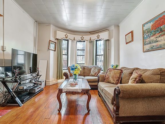 4th image of 461 Irving Ave