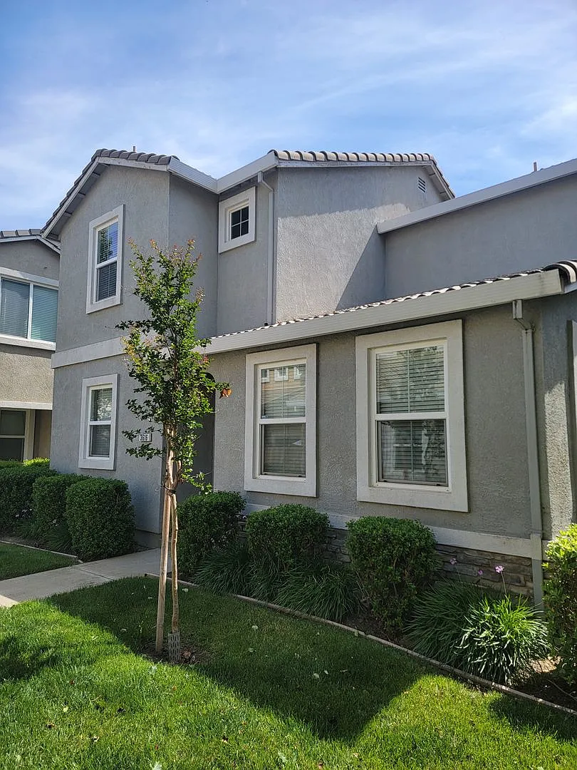 Adorable 3 bedroom 2.5 bath — Photo 2