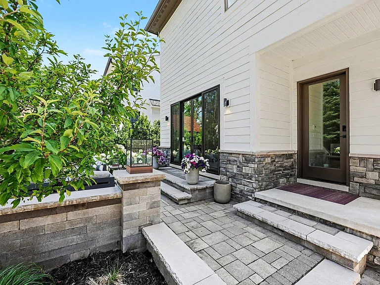 484 Park St — Photo 110