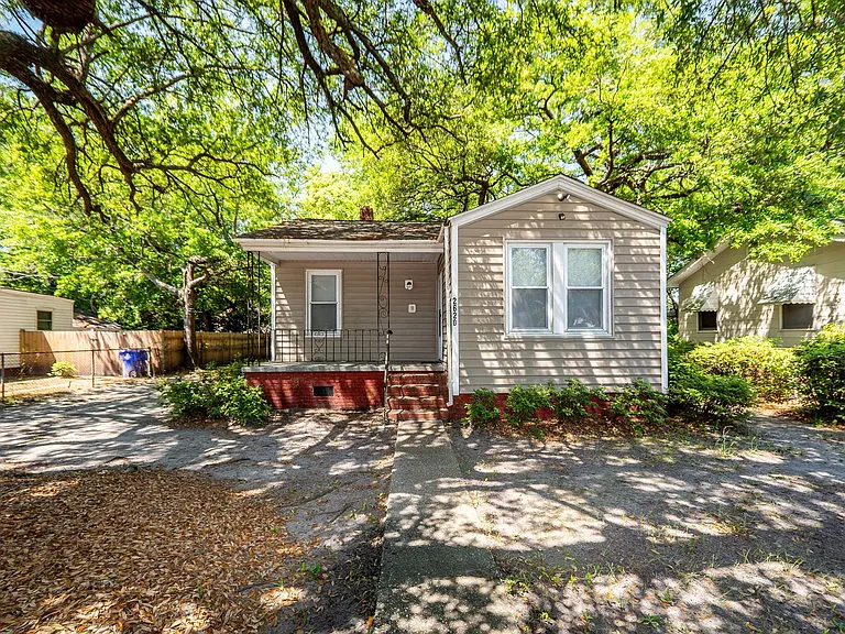 2620 Woodlawn Ave — Photo 2