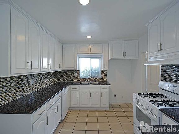 5th image of 1050 E Cypress Ave