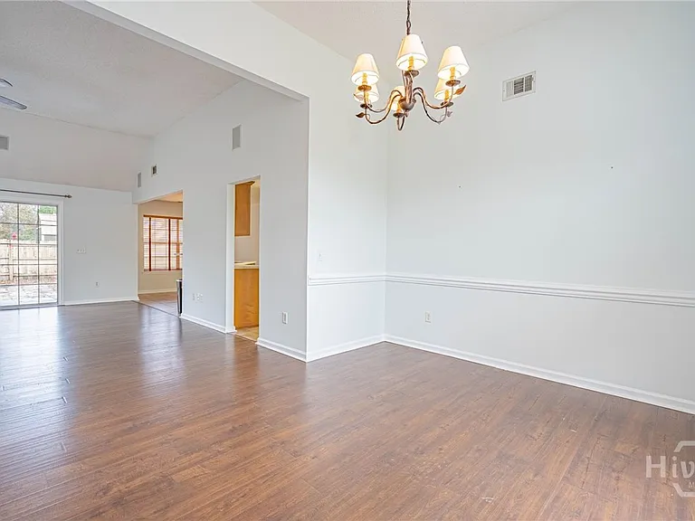 114 Laurens Ln — Photo 6