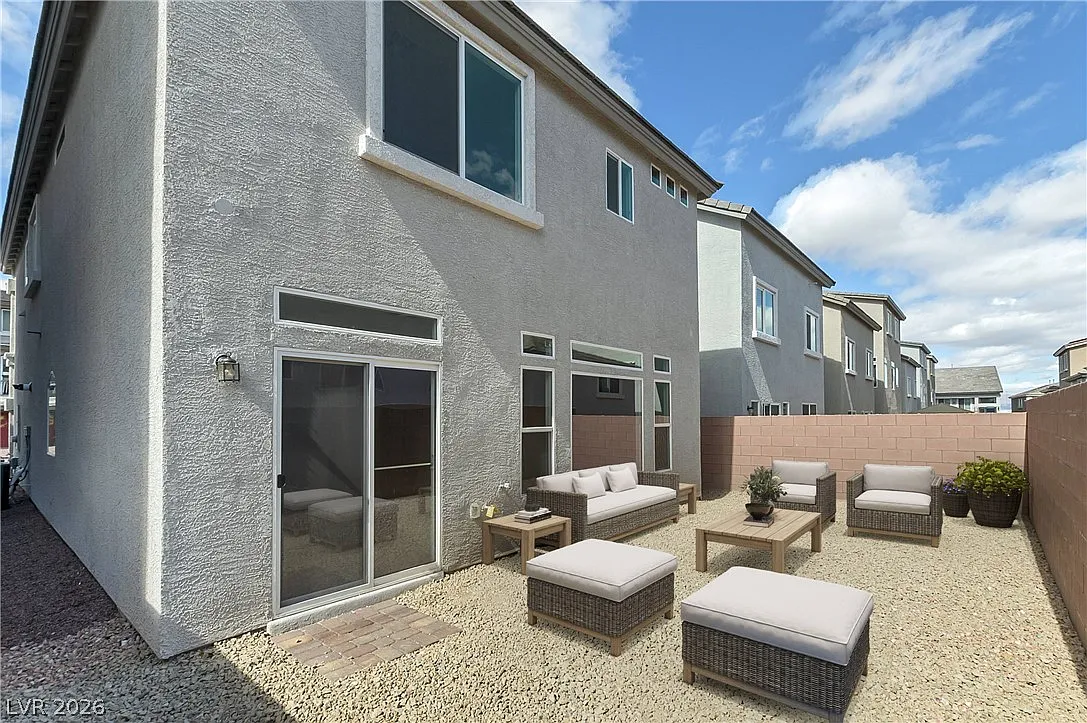 4 bed, 2.5 bath, 2277 sqft, $2,300 — Photo 2