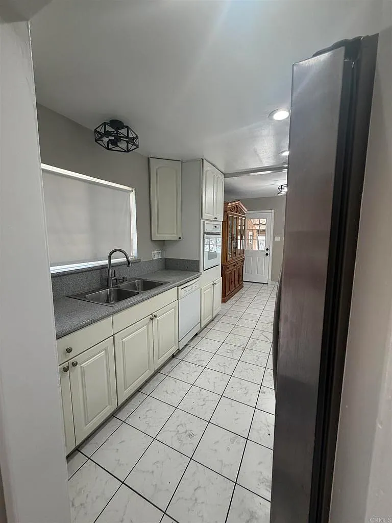 3 bed, 1248 sqft, $3,900 — Photo 3