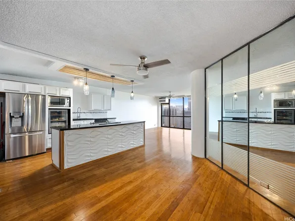 60 N Beretania St APT 2201, Honolulu, HI 96817