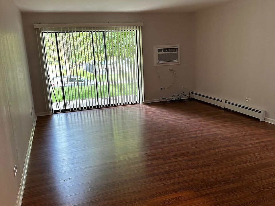 1st image of 100 Willow Ln