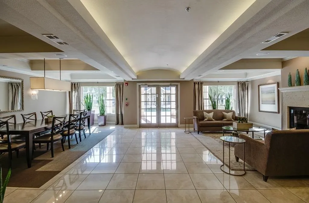 1 bed, 924 sqft, $2,100 — Photo 3