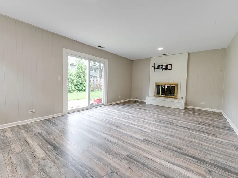 5S735 Park Meadow Dr — Photo 2