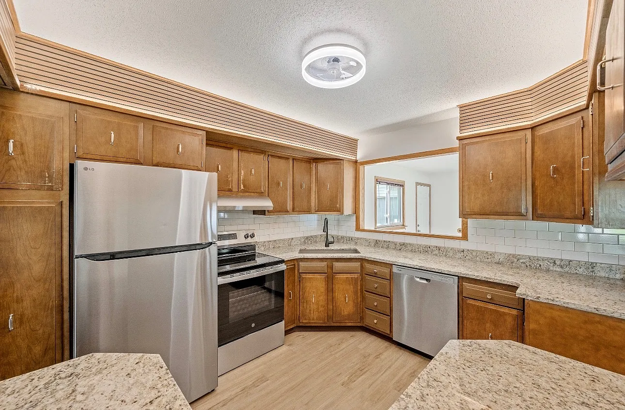 4 bed, 1389 sqft, $1,975 — Photo 3