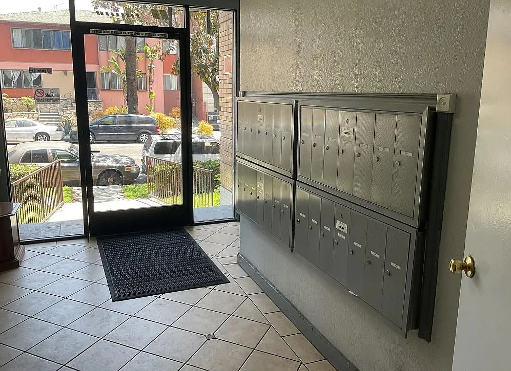 Catalina Apartments — Photo 2