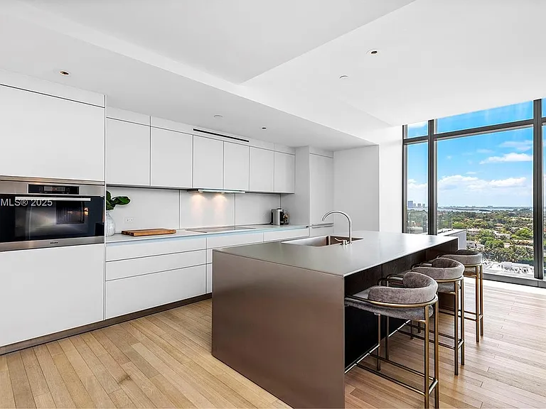 2901 Collins Ave #1403 — Photo 8
